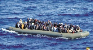 Un bateau pneumatique en Méditerranée, chargé de migrants.
