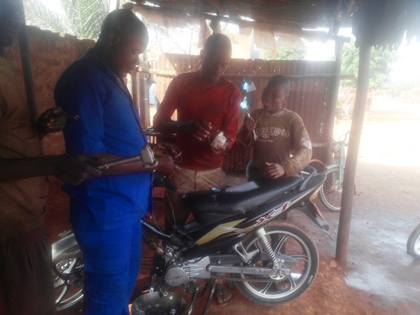 Balla (en bleu) demande au Président de voir le problème de parcelle à Bobo-Dioulasso