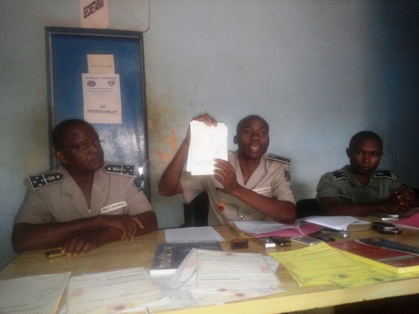 Commissaire Moussa Ouattara en train d'expliquer le mode opératoire des faussaires