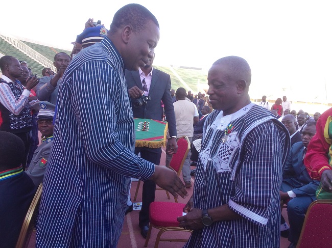 Pihouri Webonga (droite) a été fait officier de l'ordre du mérite de la jeunesse et des sports pour le ministre David Kabré