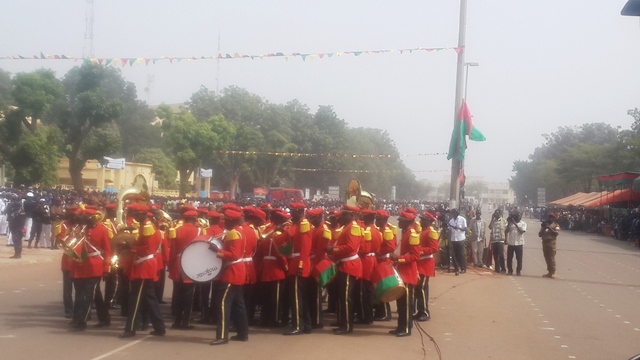 La fanfare de la Gendarmerie nationale exécutant la figure symbolisant l'unité nationale du peuple burkinabè.