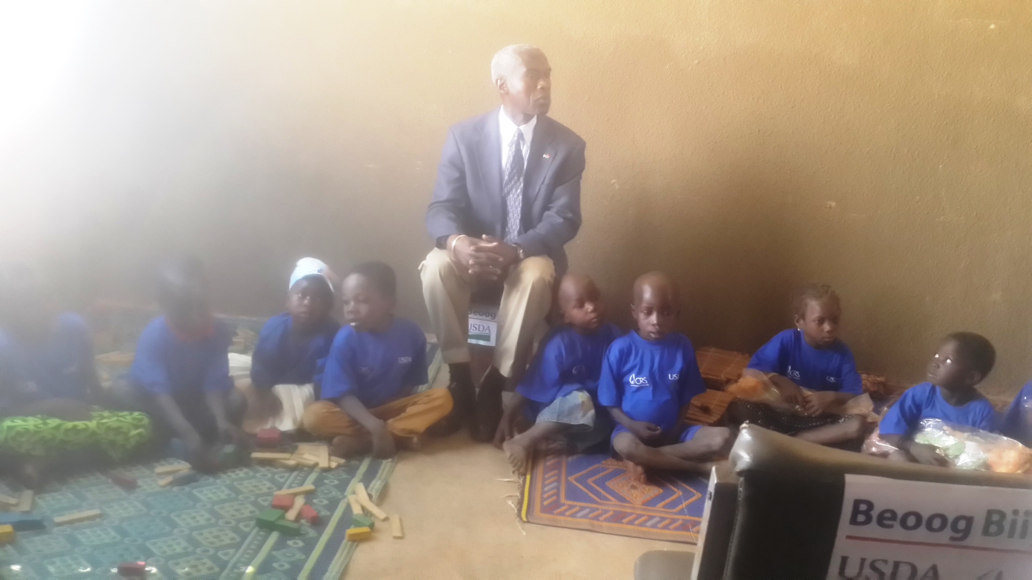 Tulinabo Mushingi, l'ambassadeur américain en posant aux milieu des "Beoog Biiga", avenir du Burkina dans la salle d'apprentissage.