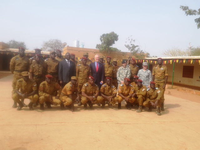Les instructeurs burkinabè et américains aux côtés des représentants de la hiérarchie.