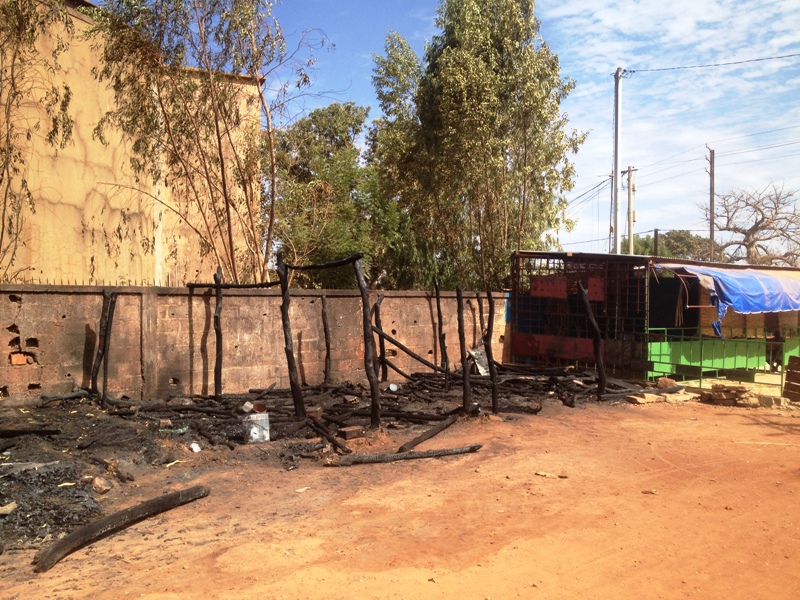 Environ 5 hangars sont partis en fumée selon des rivérains.