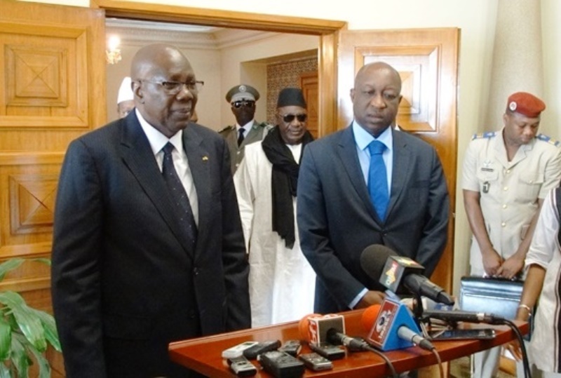 Le Premier ministre malien (à gauche) à sa sortie d'audience.