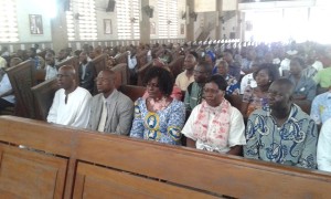Vue partielle des fidèles catholiques au cours de la messe à l’Église Saint-Michel d'Adjamé.