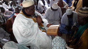 Le Guide spirituel, Cheik Abdoul Aziz SARBA, pendant la lecture des versets du coran pendant la mosquée d'Abobo.
