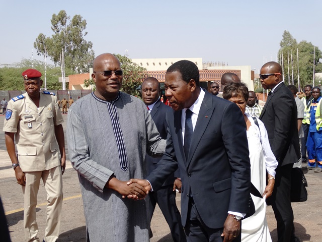 Yayi Boni a été reçu par le Président Kaboré à sa descente d'avion. 
