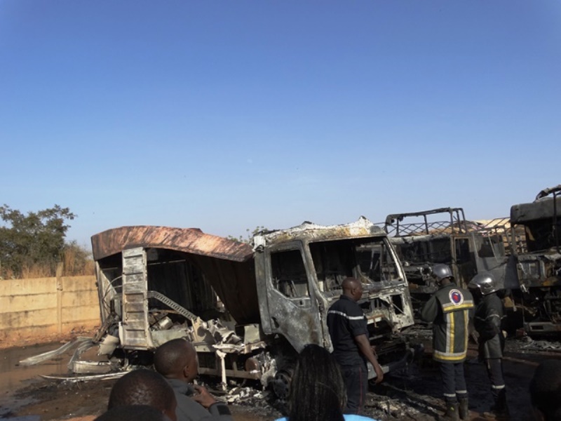 Ce qui reste des camions calcinés  © Burkina24 