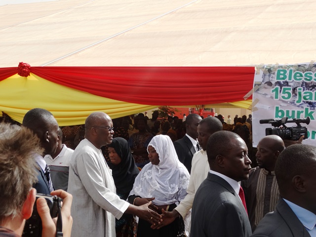 Le Président du Faso saluant les parents des victimes des attaques du 15 janvier 2016.