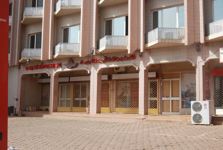 Des entreprises sur Kwamé N'Krumah ont toujours les grilles baissées ce 20 janvier 2016 © Burkina24