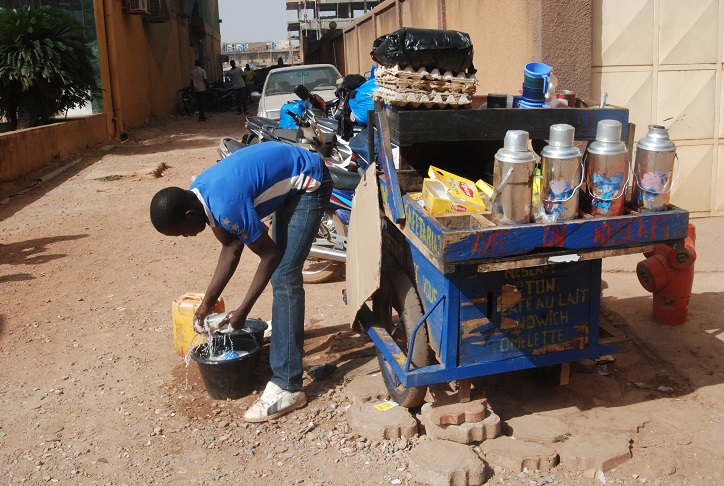 Ce vendeur de thé espère que la vie reprendra vite son cours normal © Burkina24