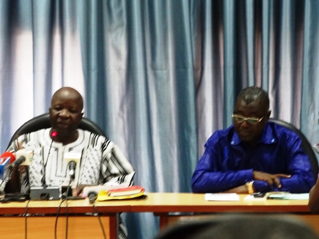 Le ministre d'Etat Simon Compaoré avec à sa gauche Alfred Gouba, secrétaire d'Etat en charge de l'administration du territoire et de la décentralisation.
