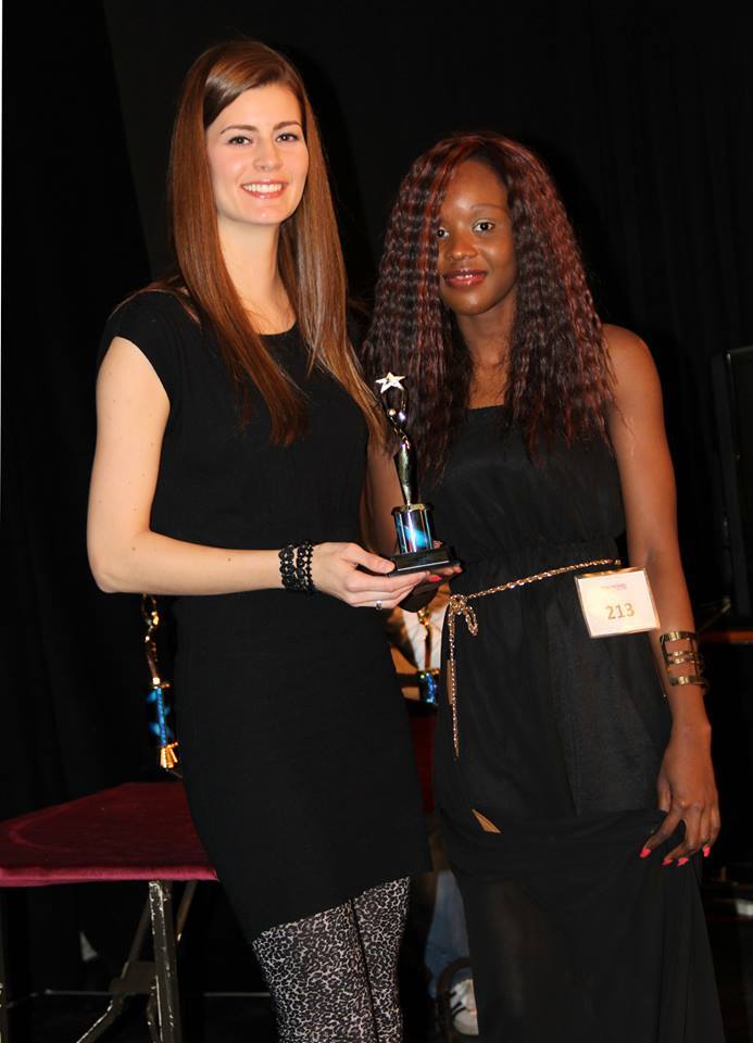 Nadège Ouédraogo recevant son trophée lors du concours Atlantic Canada's Top Model & Actor en juin 2014 (DR)