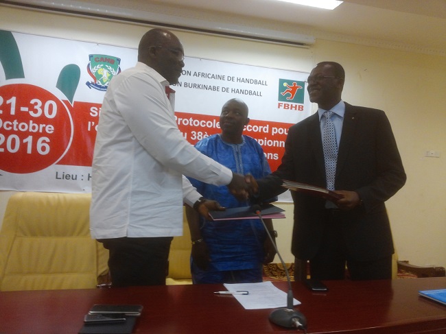 La signature du protocole d'accord entre la CAHB présidée par (Amerou Mansourou) et la FBH de Alain Patrick Paré permet de commencer les préparatifs