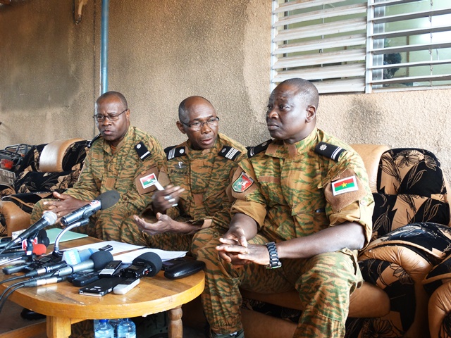 Le colonel Ouédraogo Sam Djiguiba (milieu) avec à sa gauche l'adjudant-chef major Sawadogo Abdoulaye.