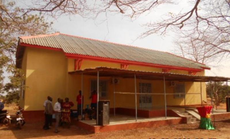 La maison est composée de 4 bureaux et des guichets pour paiement.