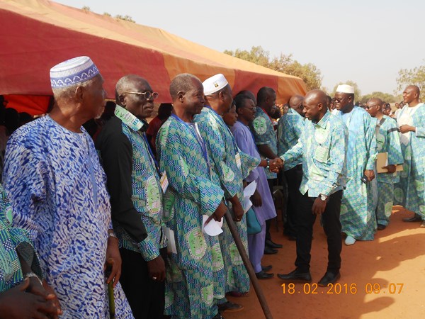 Le ministre du sport et de loisir, un ancien du lycée en train de faire bain de foule