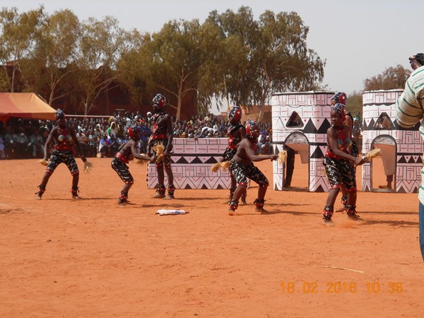 Les enfants sourd muets ont fait coulé des larmes par leur ballet