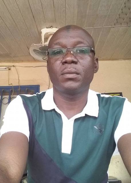 Mamoudou Sourwema, informaticien, responsable de cybercafé et vendeur d'appareils électroniques à Ouagadougou.