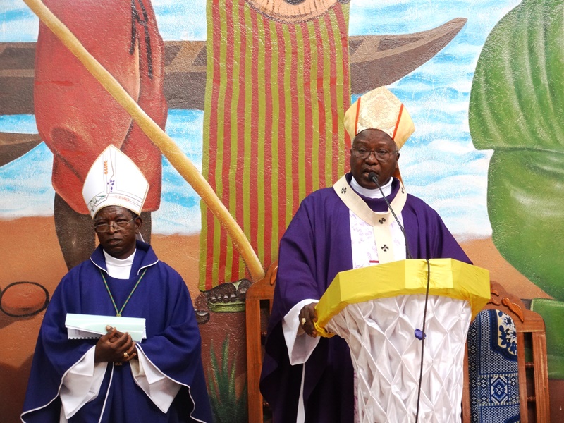 La messe de ce dimanche 21 février 2016 à la paroisse Saint Pierre a été dite par le Cardinal Philippe Ouédraogo. © Burkina24