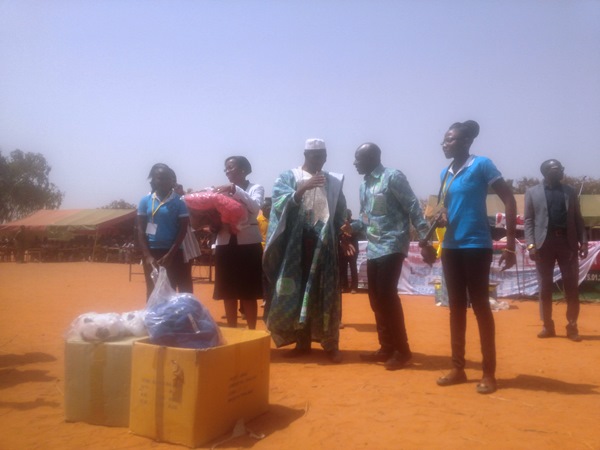 Ministre du sport et de loisir remettant un jet de maillot et 25 ballons au LMVTD