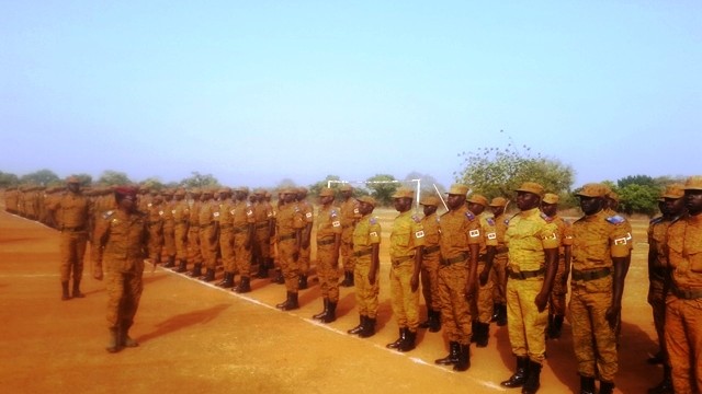 Le général de brigade Zagré Pingrénooma, chef d'état major effectuant une revue de troupe au cours de la cérémonie de fin de formation du Bataillon Badenya 4.