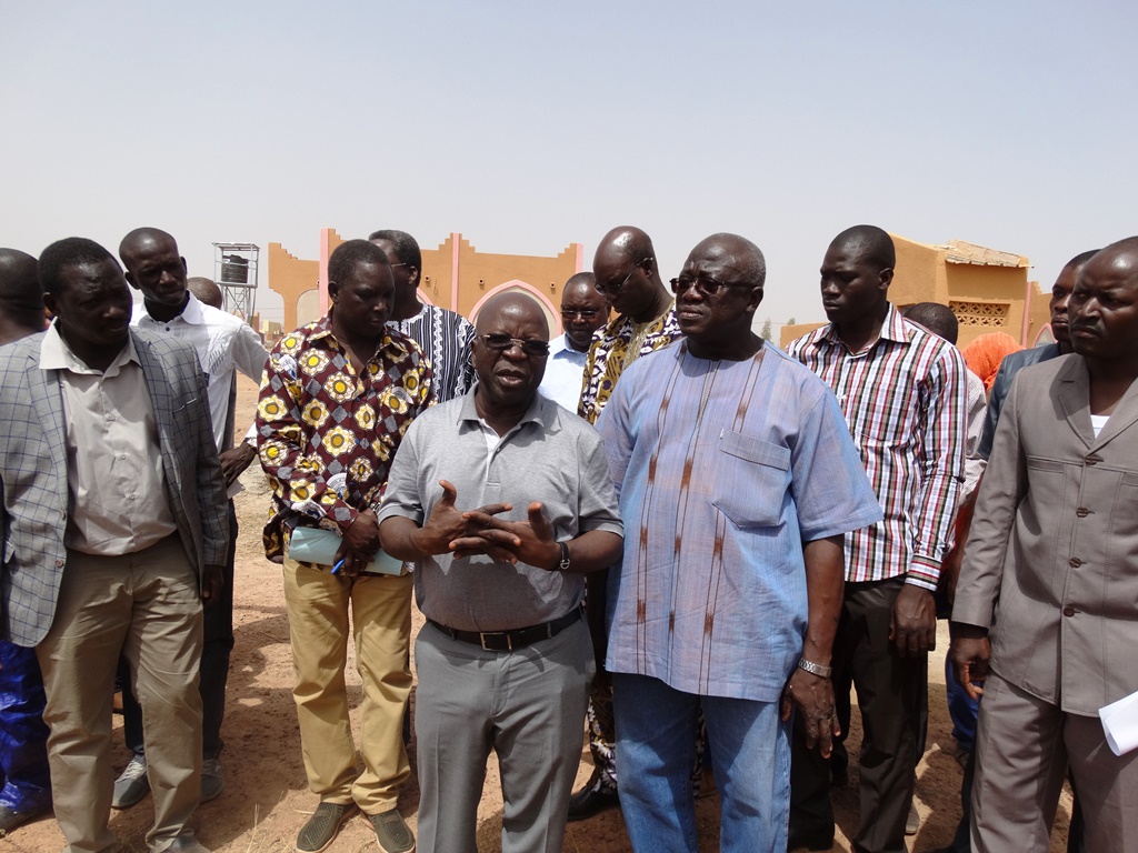 Les deux ministres ont effectué une visite de terrain après avoir rencontrer les résidents (ici sur l'espace abritant le dispensaire construit dans le cadre du PSUT). © Burkina24 