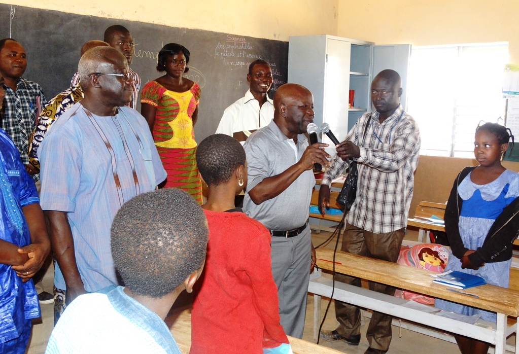 Dieudonné Bonanet et Simon Compaoré s'est rendu dans l'une des écoles de la cité. © Burkina24 