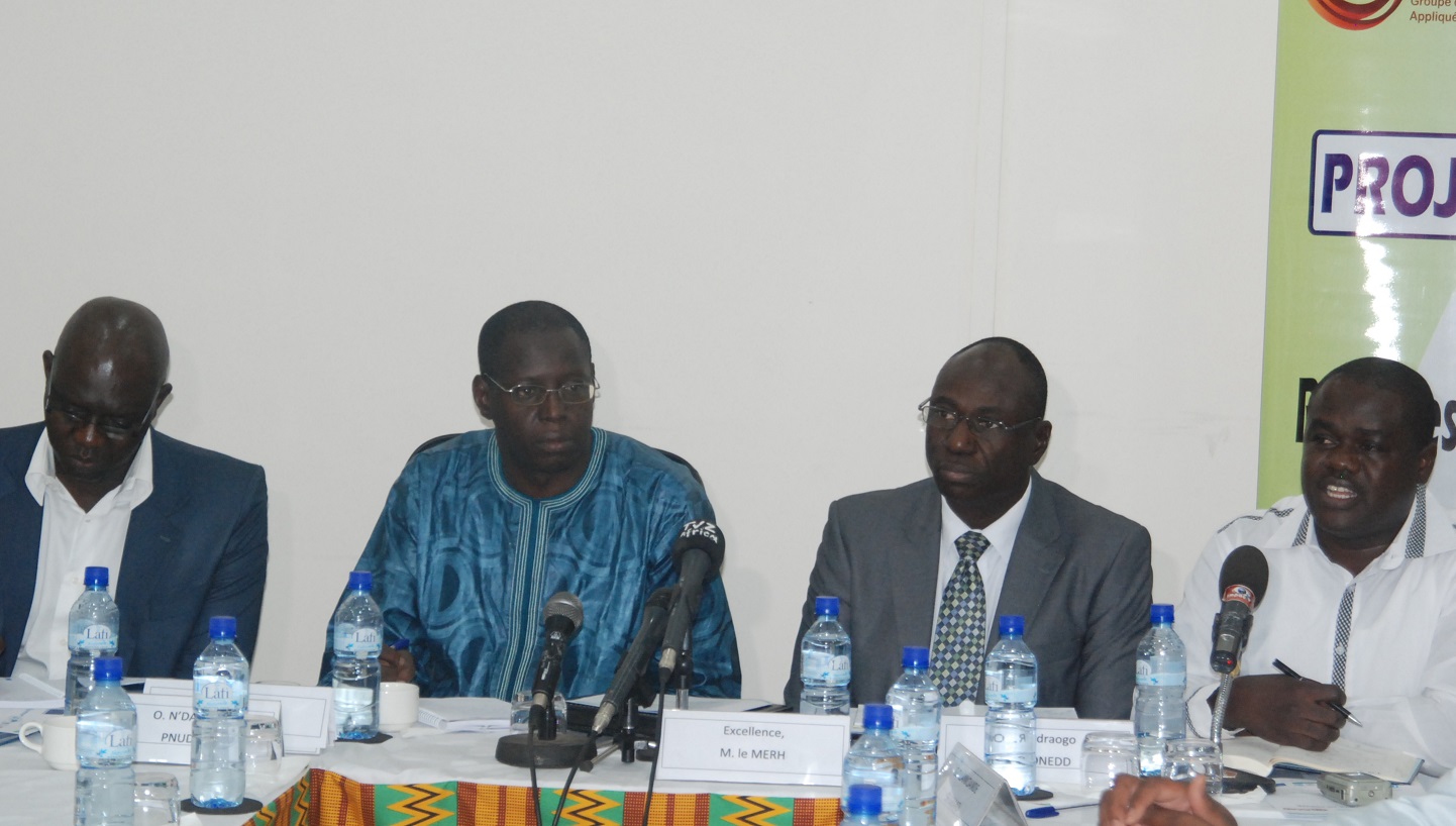 De gauche à droite, Oumar Ndiaye, Hama Traoré, représentant directeur Pays du PNUD, Rasmané Ouédraogo et Gountiéni Lankoandé ( © Burkina24)