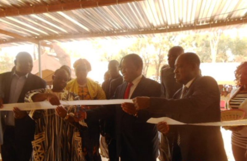 le ministre en train de couper la banderole