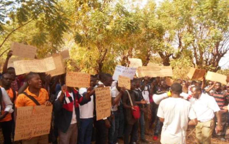 les étudiants ont saisi cette occasion pour faire du bruit même s'ils n'étaient pas invités