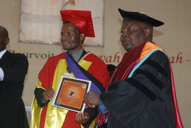 Le pasteur Samuel Yaméogo recevant son diplôme © Burkina24 