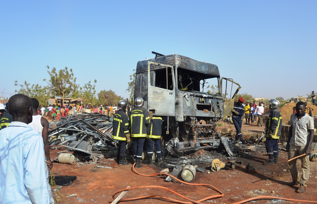 Les pompiers autour du camion sinistré © Burkina24