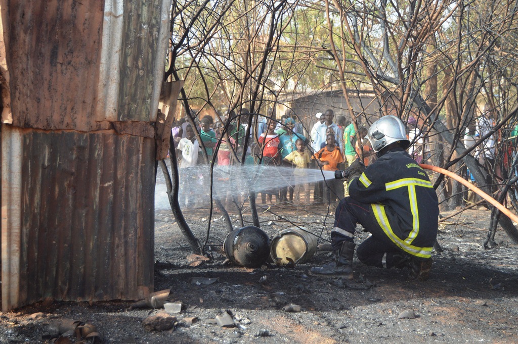 Un pompier s'appliquant à éteindre le feu © Burkina24