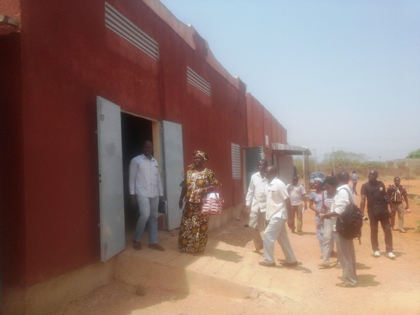 A la visite des magasins construits par Oxfam pour le warrantage