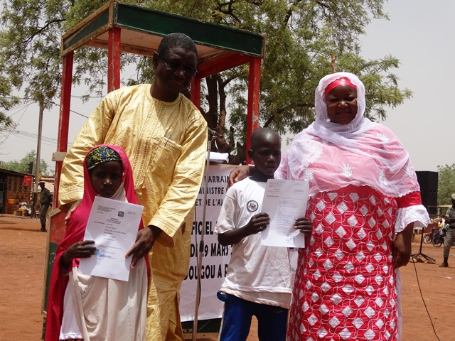 Justin S. Somé, gouverneur de la région de la Boucle du Mouhoun et la présidente de l'association IQRA ont remis des extraits de naissance à deux enfants en âge d'aller à l'école et qui n'en disposait toujours pas.