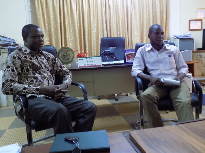 Le Directeur régional de la santé de la Boucle du Mouhoun, Dr Robert Karama (à gauche) et le Médecin Chef du District de Dédougou, Biessan Yaro.