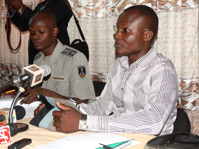 Le commissaire Thiombiano avec à sa droite l'officier Gansoré du service de communication de la police Nationale.