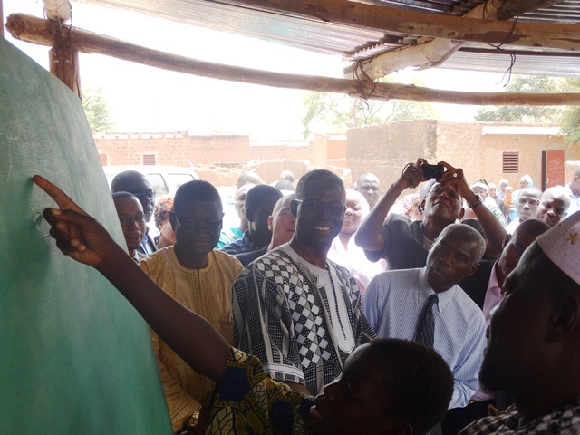 Le ministre de l'éducation (tout sourire) en voyant un enfant talibé lire en mooré à partir des caractères arabes.