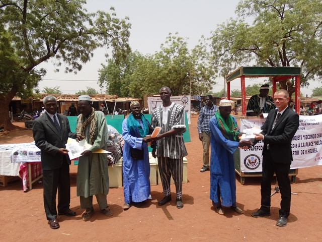 Les maîtres coraniques n'étaient pas en reste. Ici une remise symbolique de matériel par les partenaires financiers que sont les ambassades des Etats Unis et d'Allemagne. 