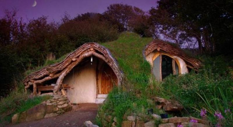 Simon Dale, père de famille qui habite au Pays de Galles, situé au Centre-ouest de la Grande-Bretagne, construit la maison écologique de ses rêves pour 3.680 euros.