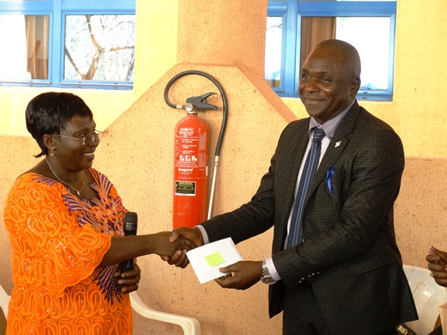 Eugénie Nonguierma (gauche) remettant au président de l'Association "Stop cancer du col au Burkina"