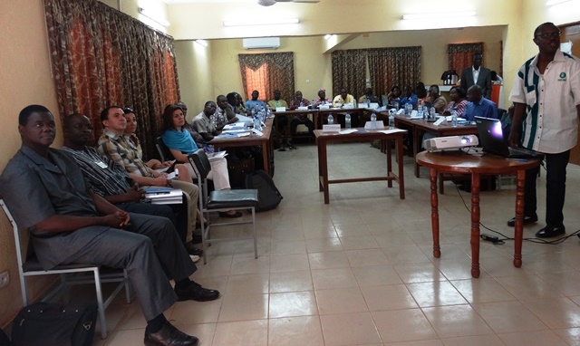 Tous les participants (SP CONASUR, en premier plan) suivant avec attention la projection de Thomas d'Aquin Yaméogo