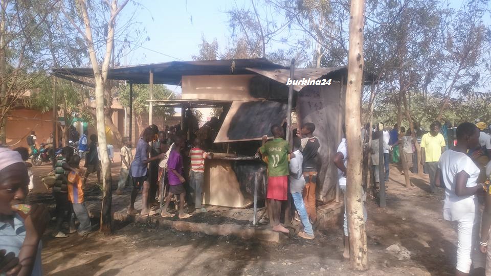 Des kiosques jouxtant le cimetière ont été touchés par les flammes © Burkina24