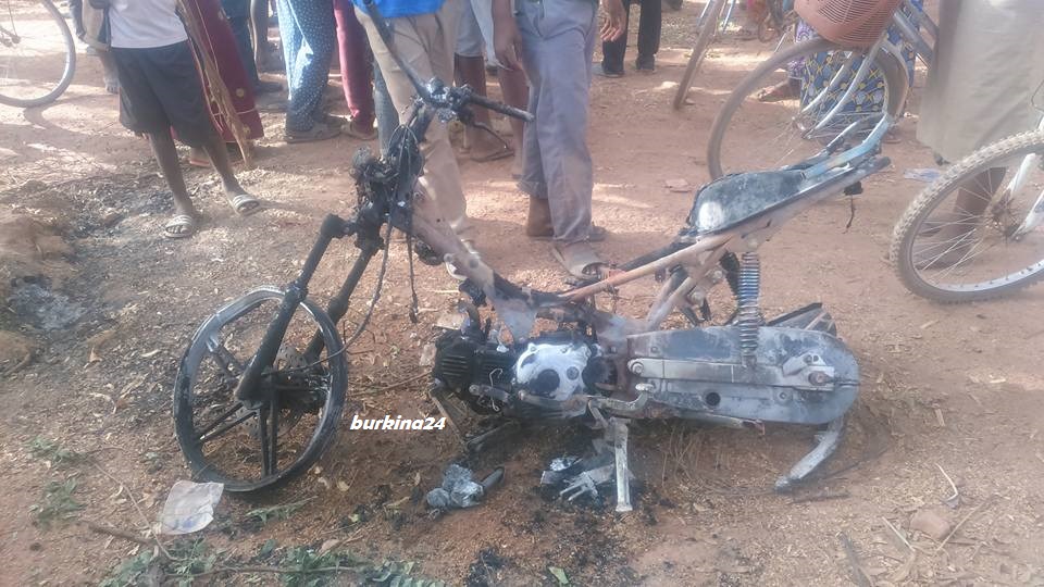 Cette moto n'a pas échappé aux flammes © Burkina24