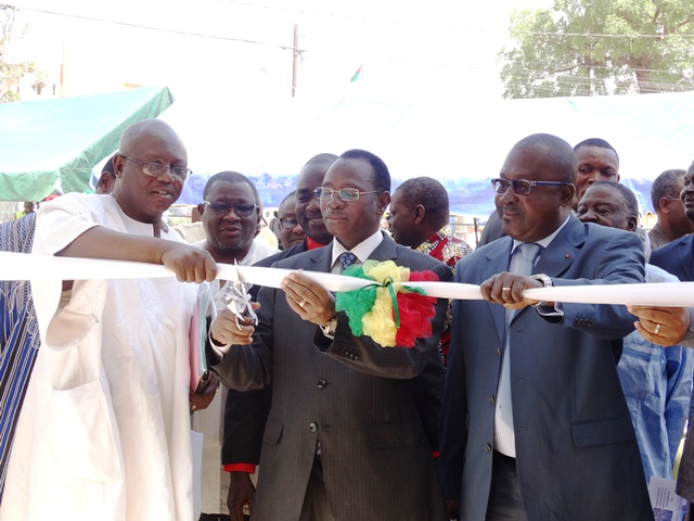 Le ministre du travail (milieu) procédant à la coupure symbolique de ruban © Burkina24