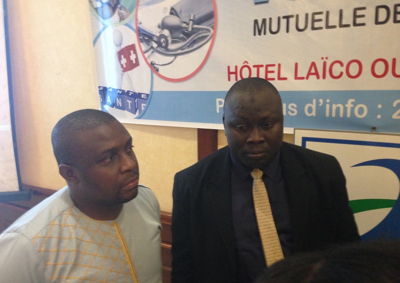 Karel Nana, Manager du projet « Assurance Santé pour tous » (à gauche) et le Directeur d’exploitation du groupe ASCOMA, Drissa Koné.