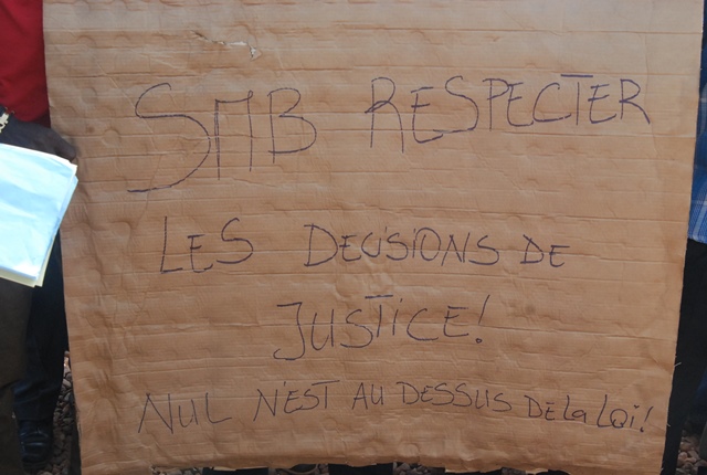 Les ex-travailleurs de la Société des mines de Bélahourou (SMB) ont organisé un sit-in ce 12 avril 2016 devant le siège de la société à Ouagadougou (2)