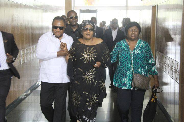 L'épouse de Papa Wemba à son arrivée à l'aéroport d'Abidjan, Côte d'Ivoire. (Crédit: Abidjan.net).